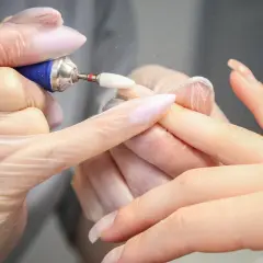 Frezarka do paznokci: wybór i bezpieczne użycie dla początkujących