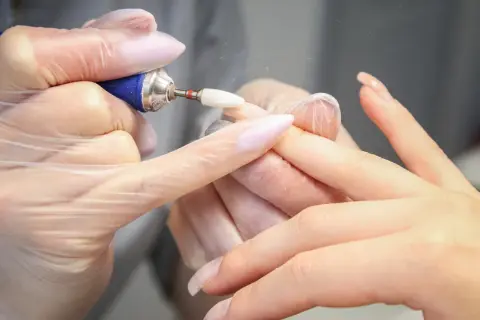 Frezarka do paznokci: wybór i bezpieczne użycie dla początkujących