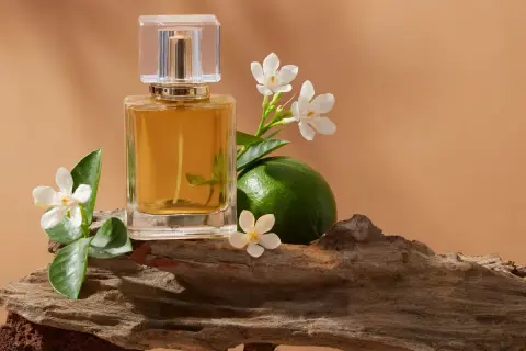 Trwałość perfum: Jak ocenić i przedłużyć zapach na skórze?