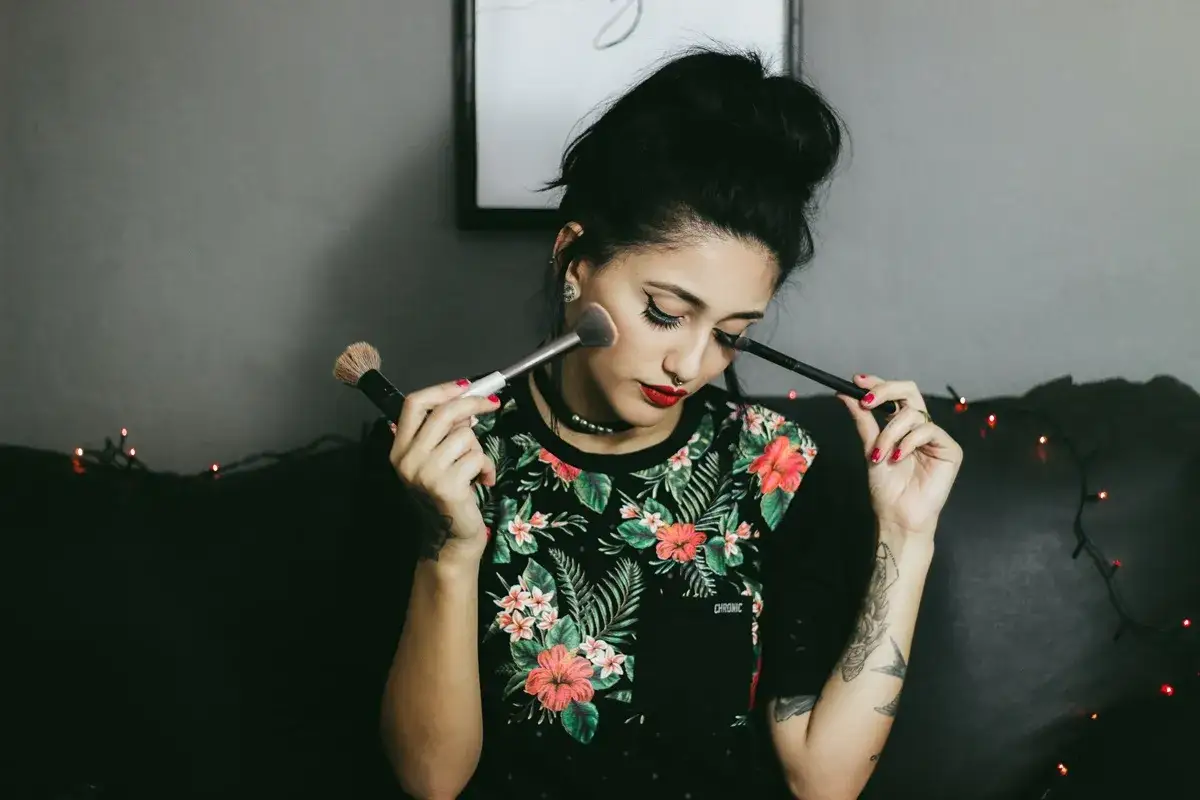 Trendy makijażowe 2026 rzęsy kolorowe i toffee make-up