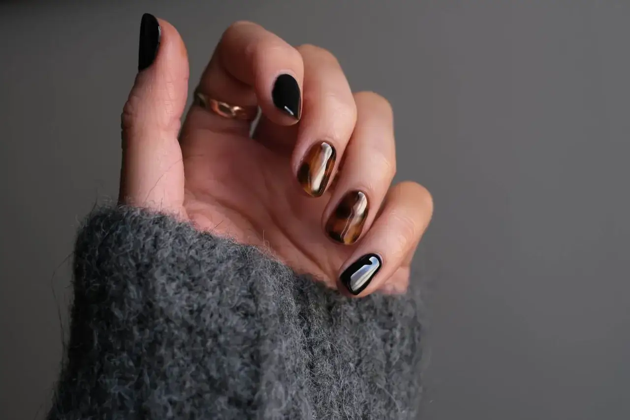 Chcesz wiedzieć, jak zrobić paznokcie hybrydowe? Zobacz ten manicure w stylu 