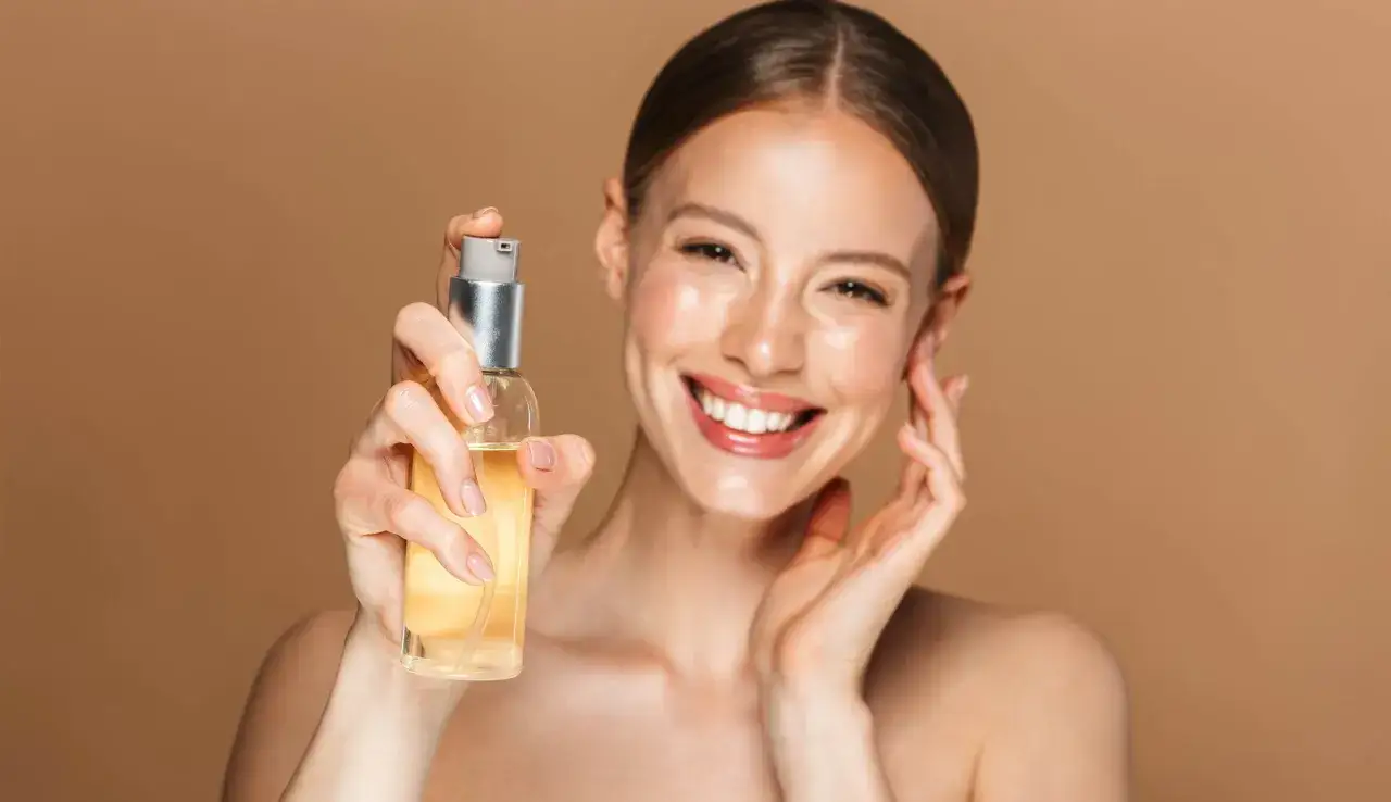 Osoba nawilżająca skórę przed aplikacją perfum
