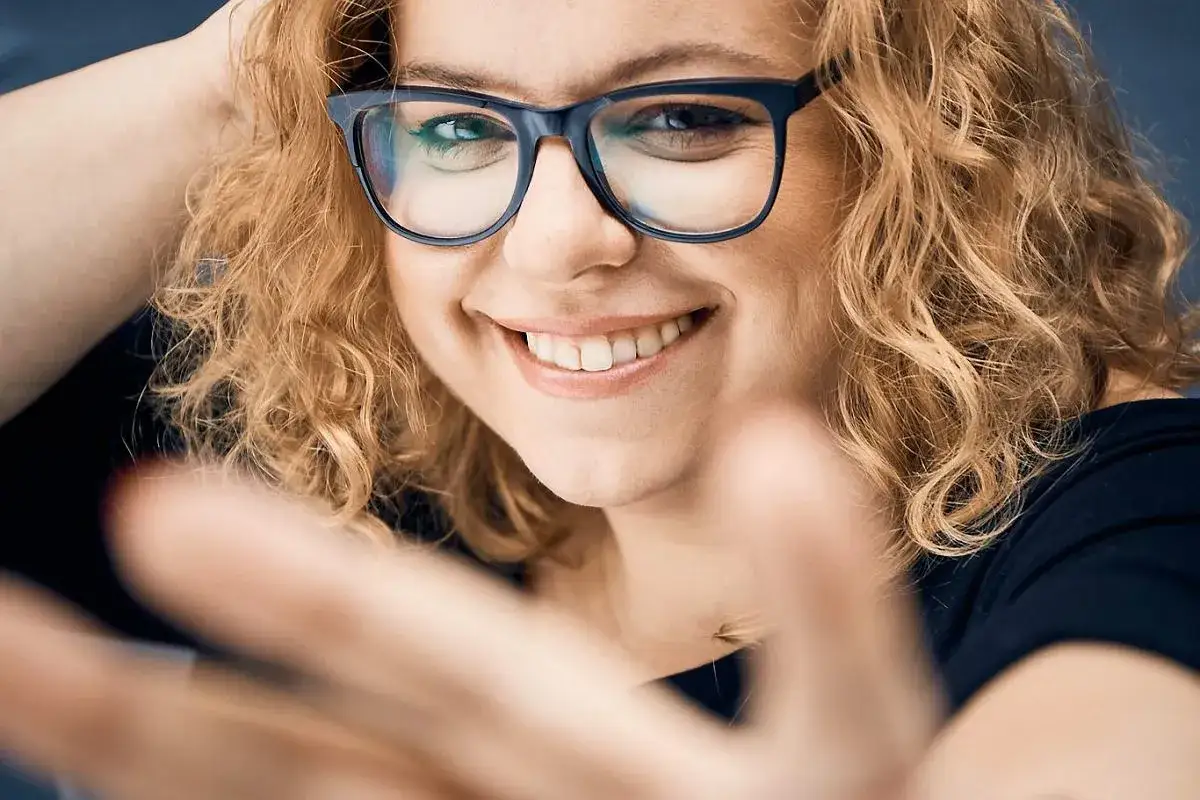 kobieta używająca aplikacji do zmiany fryzury na telefonie