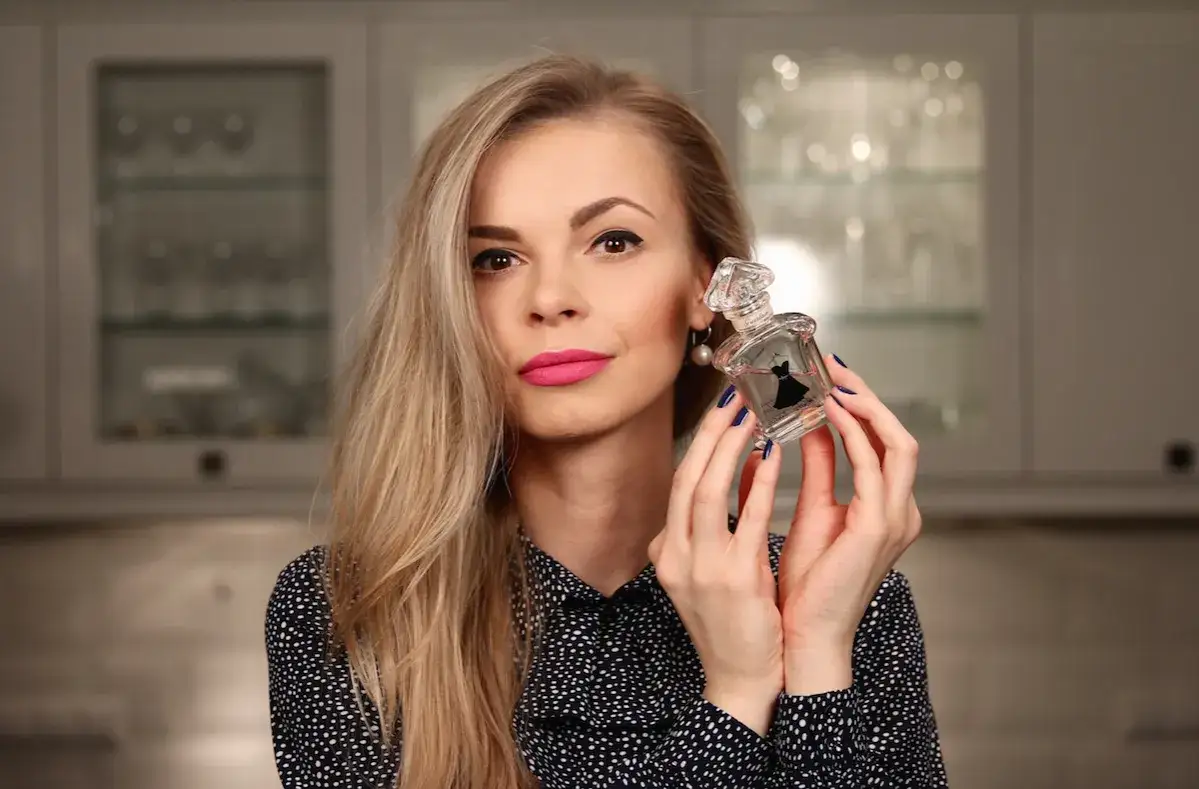 Ludzie w różnych sytuacjach używający perfum